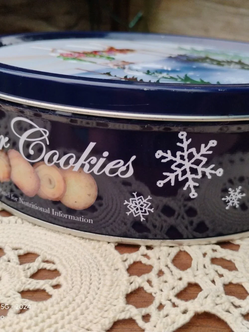 Rich Fields Butter Cookies Tin Reindeer with wreath in winter scene made 2010
